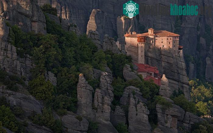Meteora theo tiếng hy lạp có nghĩa là "treo trong không khí" và đúng như ý nghĩa đó, quần thể kiến trúc Meteora được cheo leo trên đỉnh núi, nếu như nhìn từ trên xuống sẽ thấy những tu vi...