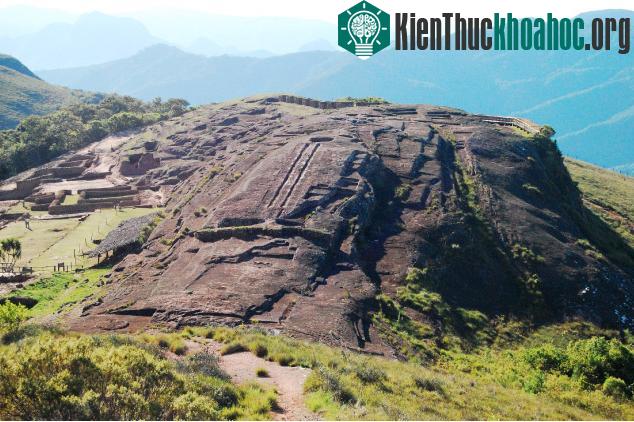 Ngôi đền Fuerte de Samaipata là nơi diễn ra các nghi lễ tôn giáo, tâm linh trong suốt 3 thế kỷ từ thế kỷ 14 đến thế kỷ 16.
