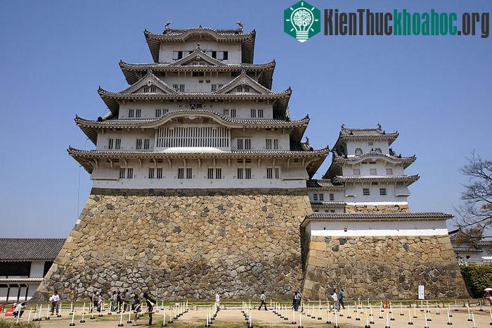 Lâu đài được bao bọc bởi một rừng cây xanh của công viên Himeji kokoen, điển hình một công viên truyền thống của Nhật.