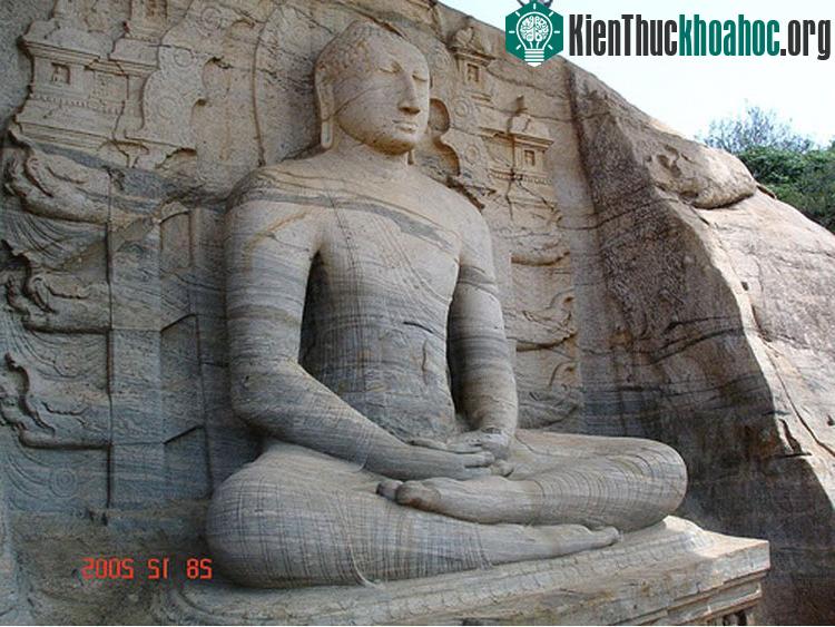 Tượng phật còn lại tại Paharpur