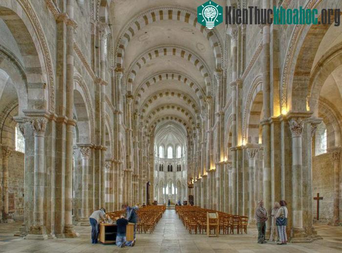 Nhà thờ, ngọn đồi ở Vezelay - Pháp- ảnh 5