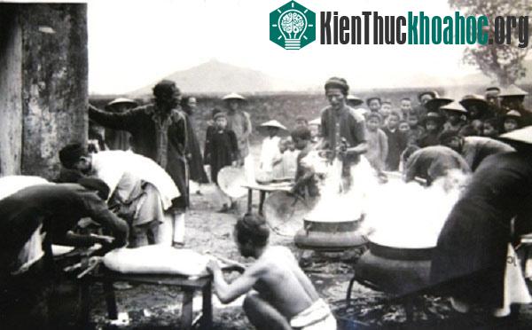 Người hầu trong cung chuẩn bị yến tiệc (Ảnh: doanhnhansaigon).