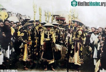 Lễ cúng Tổ ở địa phương thì lại được cử hành vào ngày 12/3 âm lịch kết hợp với thờ Thổ kỳ.