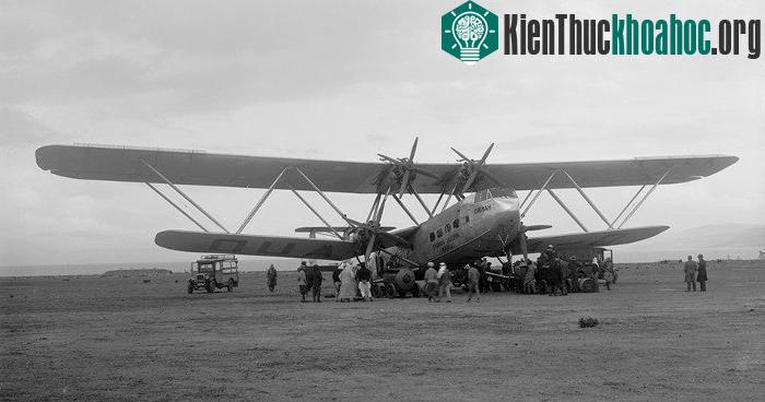 Trong hình là chiếc máy bay 2 tầng cánh Handley Page HP. 42.