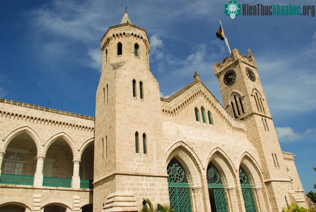 Nhà thờ Saint John nằm trên độ cao 800m với phong cách kiến trúc Gothic.