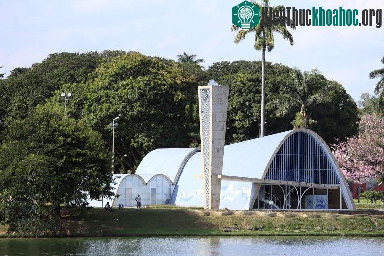 Quần thể này bao gồm casino, nhà thờ, các tòa nhà chính phủ...