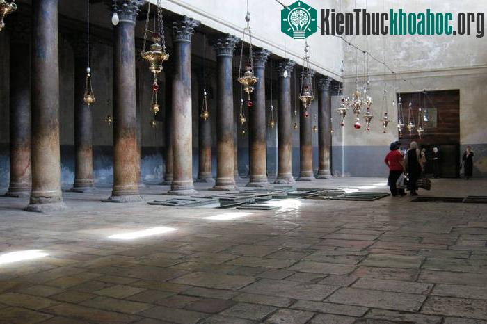 Nhà thờ đặc trưng bởi những bức trang trí khảm vàng bao quanh các bức tường