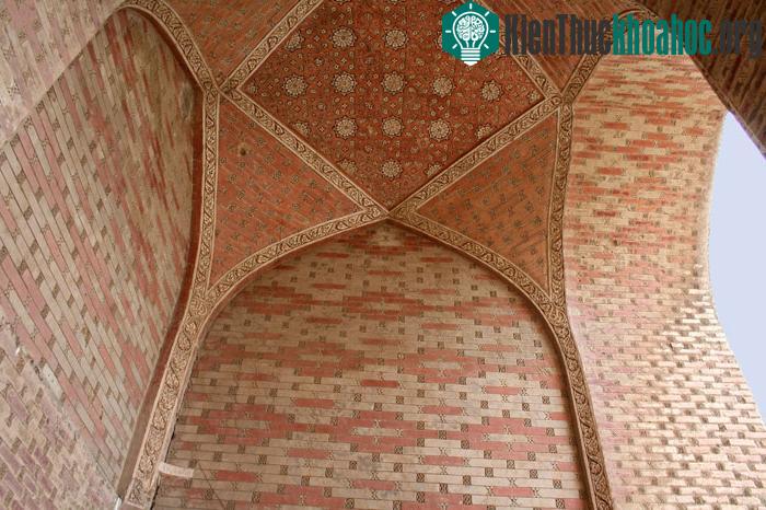 Trung tâm của thành phố Soltaniyeh là di tích lăng Ilkhan Oljeitu