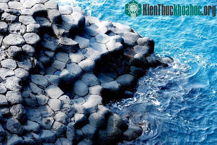 Núi đá túp tròn Seongsan Ilchulbong có hình dạng giống như một pháo đài vươn cao lên khỏi mặt biển tạo nên một cảnh tượng đẹp tuyệt vời.