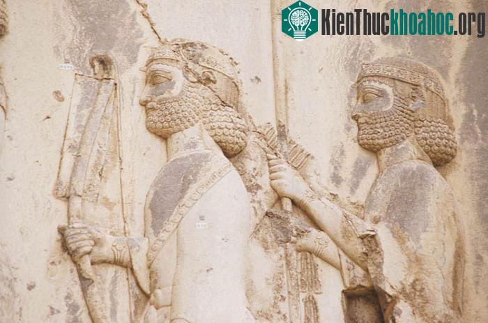 Hình ảnh vua Darius cầm cung thể hiện sức mạnh và quyền lực.