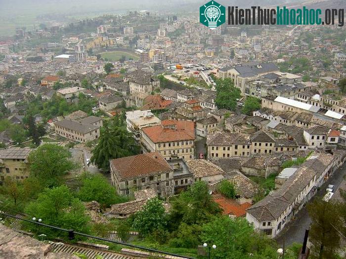 Một số công trình kiến trúc tiêu biểu và cảnh quan chung ở Berat và Gjirokastra.