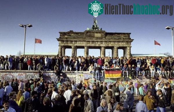 Người Đông Berlin và Tây Berlin đổ về phía bức tường, uống bia và sâm panh, hô to "Tor auf!" (Mở cửa đi!).