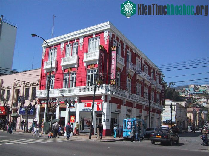 Mặc dù đã qua thời hoàng kim và không còn là một thành phố cảng trù phú như trong lịch sử nhưng Valparaiso ngày hôm nay đã có bước chuyển mình ngoạn mục trở thành một trung tâm văn hóa, một thành p...