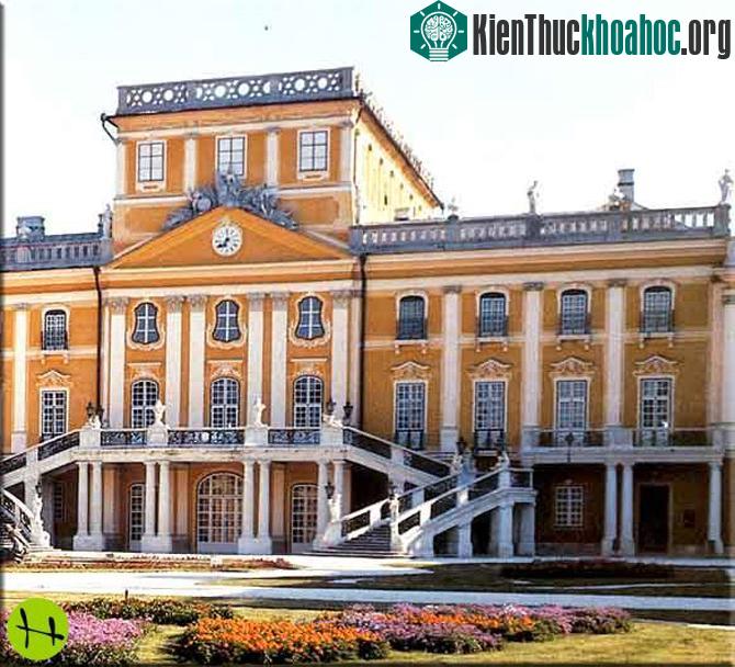 Kinh tế phát triển là tiền đề cho sự phát triển mạnh về văn hóa, vì thế ở khu vực này có khá nhiều công trình kiến trúc đẹp và hoành tráng.