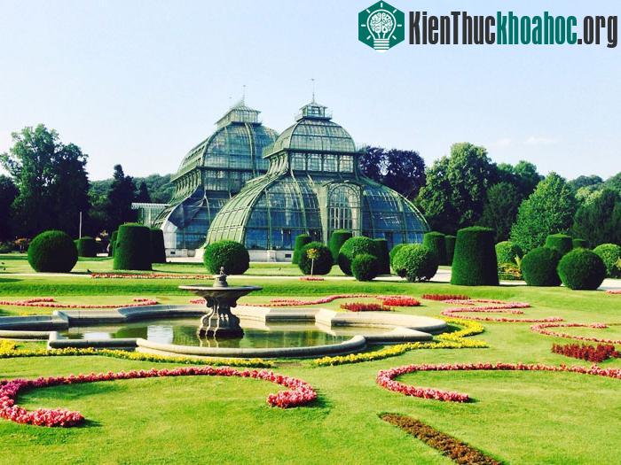 Trên khu đồi cạnh vườn Great Parterre, kiến trúc sư Fischer tài ba đã xây dựng khu tiểu đình Gloriette.