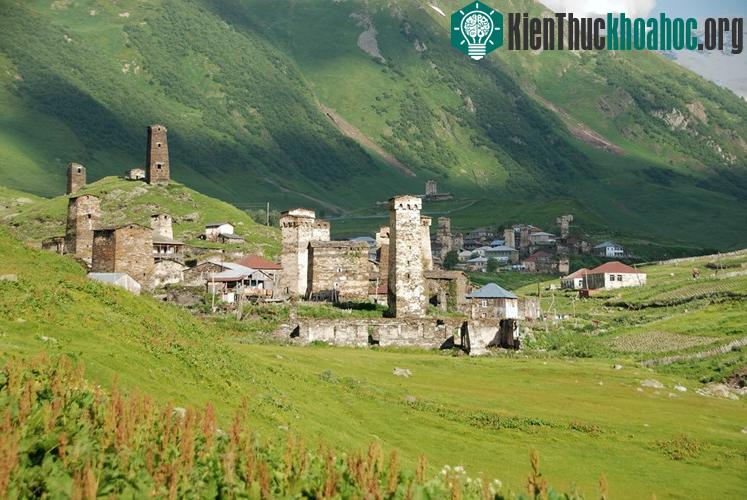Các ngọn tháp ở đây đặc biệt ở chỗ chúng không chỉ có chức năng đơn thuần là canh phòng trộm cướp mà còn chính là nhà ở của dân.