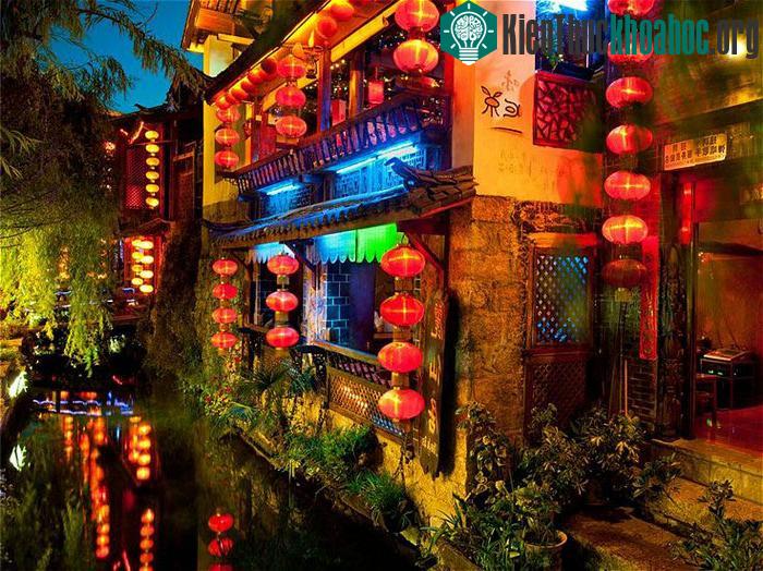 Những khu phố cổ đậm màu xưa cũ chìm dưới ánh sáng của hàng nghìn chiếc đèn lồng đỏ Xem thêm tại