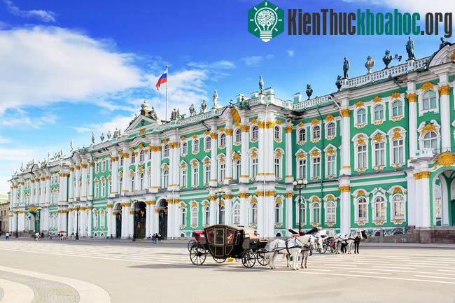 Cung điện mùa đông nơi trưng bày hơn 3 triệu cổ vật và những vật dụng quý của Hoàng gia