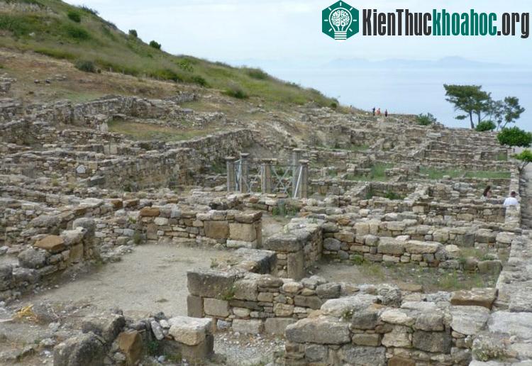 Bước sang thời Trung cổ, đảo Rhodes trở thành nơi tranh chấp dữ dội giữa người Hồi giáo và vương quốc Byzantine.
