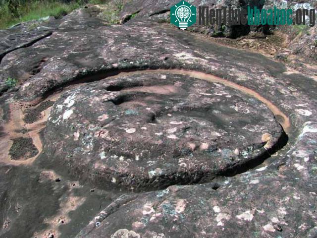 Di chỉ khảo cổ Fuerte de Samaipata tại Bolivia được chia thành 2 khu vực chính với cấu trúc khác nhau.