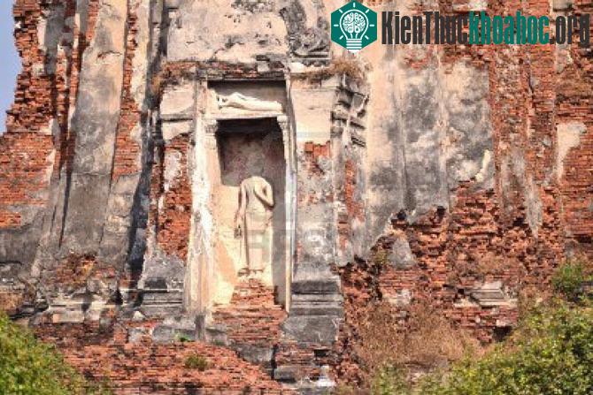 Nhiều công trình có giá trị tại thành phố cổ đã bị hư hỏng, đổ nát....