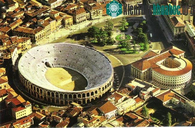 Đấu trường La Mã cổ, công trình tiêu biểu ở Arles, nhìn từ nhiều góc độ.
