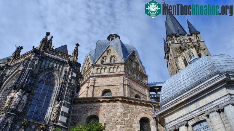 Nhà thờ St Michael hay còn gọi là Nhà thờ thánh Michael cũng là một nhà thờ nằm tại thành phố Hildesheim của Đức. Nhà thờ này được xây dựng từ năm 1001 tới năm 1033 mới hoàn thành.