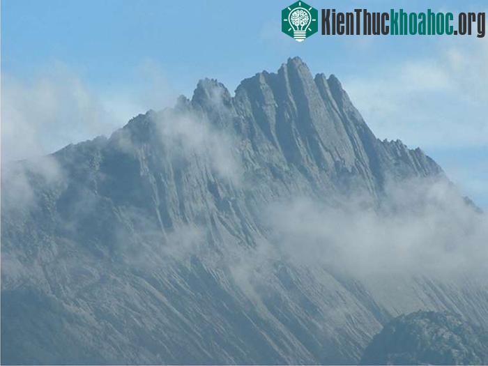 Cảnh núi non trùng điệp và mây bao phủ xung quanh núi tại vườn quốc gia Lorentz