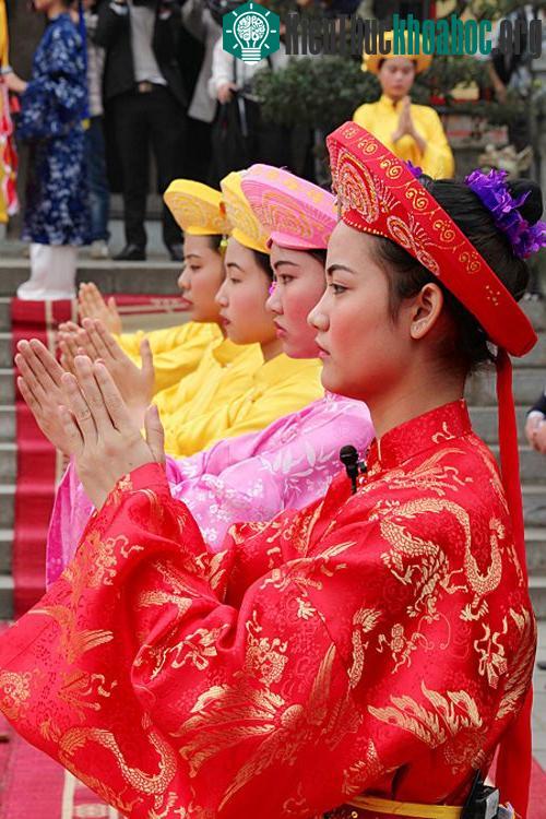 Các nghi lễ diễn xướng và dâng lễ lên vua Hùng.