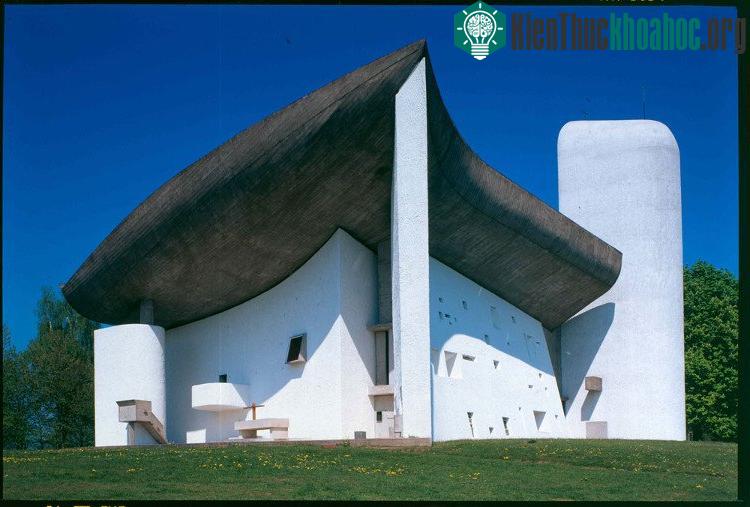 Một trong những công trình độc đáo nhất của ông là nhà thờ Notre Dame de Haut ở Pháp.