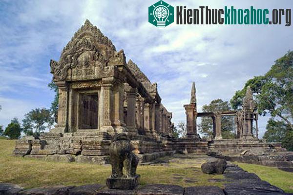 Trước đây phần khu vực xung quanh đền có nhiều tháp cao nhưng hiện nay phần lớn các kiến trúc đèn tháp phụ xung quanh đền đều bị đổ nát nghiêm trọng.