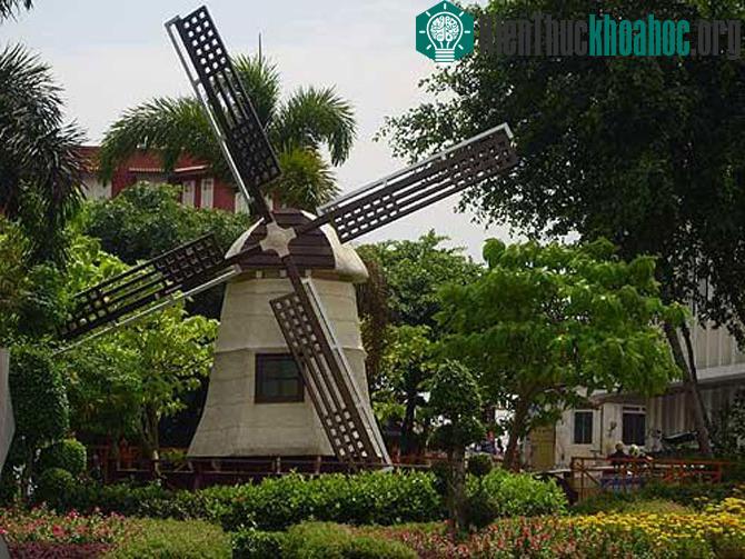 Quảng trường Hà Lan với những con đường lát gạch đỏ rợp bóng cây và một nhà thờ với kiến trúc đặc trưng của Hà Lan màu đỏ sẫm nhuộm cùng với cối xay gió đặc trưng
