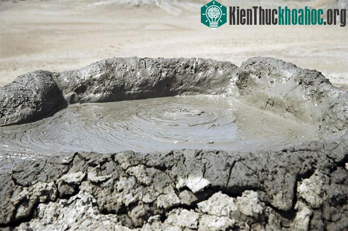 Khách du lịch đã tới nơi đây để được tắm bùn được phun lên từ miệng núi lửa