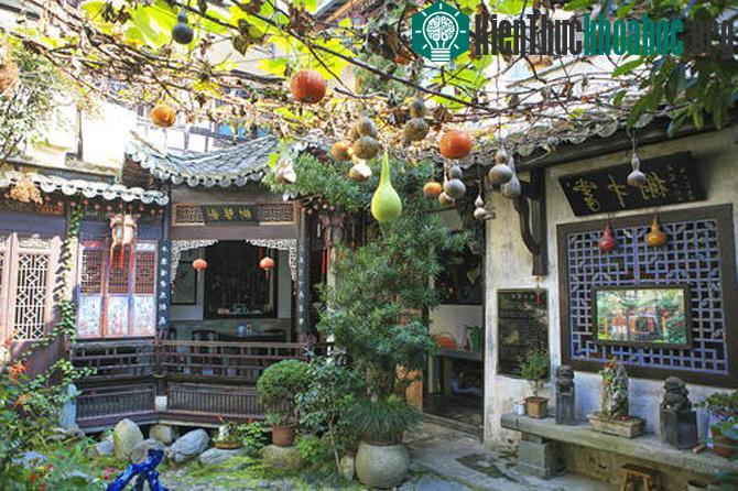 Chi tiết mái nhà cổ, sân vườn tại những căn nhà cổ tại hai thôn Hoàng Thôn và Tây Đệ.