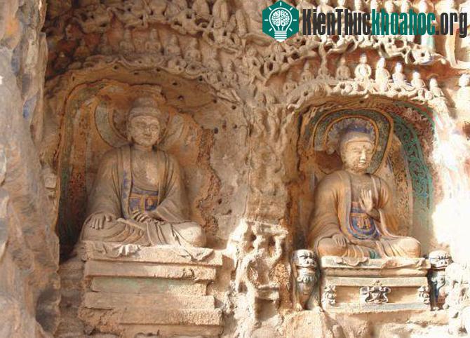 Những bức tượng điêu khắc đá cỡ lớn thuộc quần thể hang đá Vân Cương