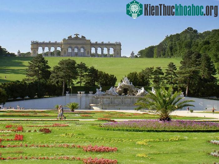 Chính điều này mới khiến cho vườn hoa của cung điện thật sự là một tác phẩm nghệ thuật sắp đặt tuyệt vời – một bức tranh hoa khổng lồ tô điểm cho thành phố.