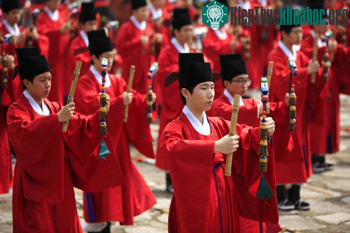 Nghi lễ này là sự kết hơp giữa các nghi lễ âm nhạc và các điệu nhảy được duy trì từ thế kỷ 14 đến nay.