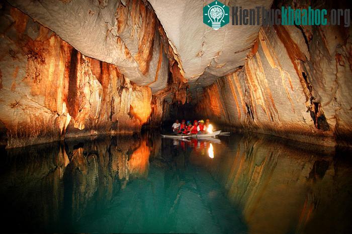 Phía trong hang động với những nhũ đá, măng đá được thiên nhiên tạo thành qua hàng triệu năm..