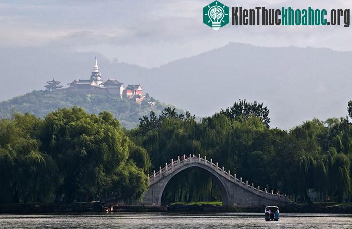 Kiến trúc và phong thủy của các công trình trong Di hòa viên đến nay vẫn còn nhiều bí mật khiến các nhà nghiên cứu phải tìm hiểu tìm lời giải đáp.