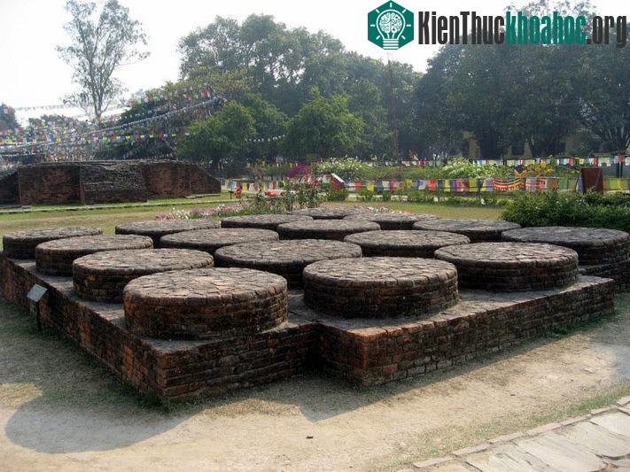 Các nhà khoa học đã đưa ra giả thuyết rằng ngôi đền của hoàng hậu Mada đã được xây dựng trên nền một ngôi đền lớn hơn nhiều đã có từ xa xưa