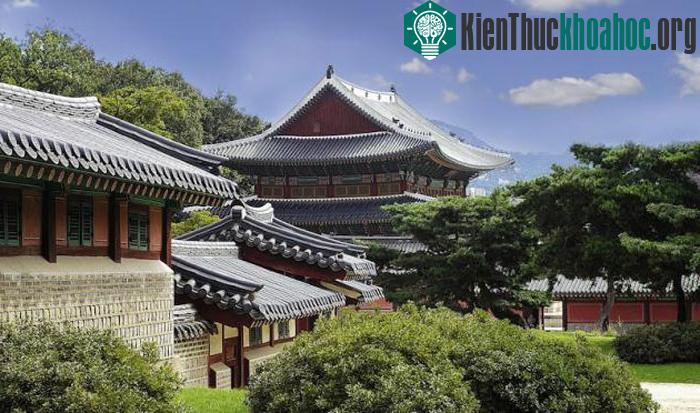 Có thể thấy cảnh quan vườn, hồ nước trong khuôn viên cung điện được tính toán và thiết kế hoàn hảo