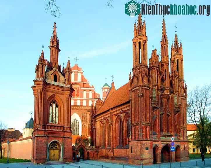 Thánh đường Theotolos và nhà thờ st.Ann với kiến trúc đẹp và nổi bật tại khu phố cổ Vilinius.