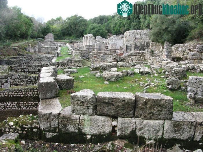 Đến thế kỷ thứ 6, Butrint bắt đầu có những giáo phận của Thiên chúa Giáo.