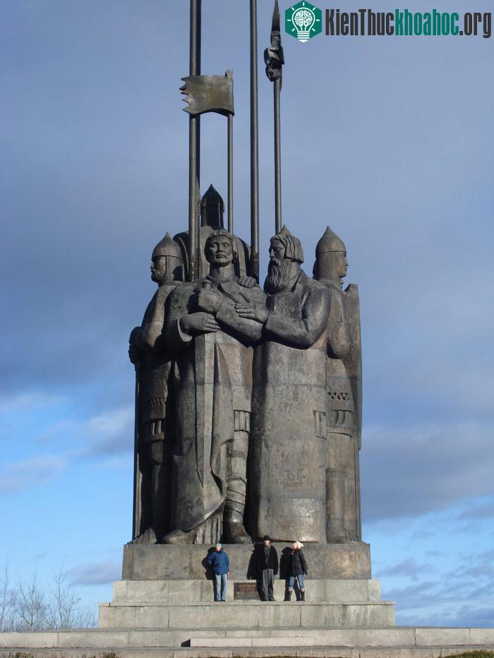Novgorod sở hữu vô số các công trình kiến trúc đẹp, đặc biệt là hệ thống tượng đài.