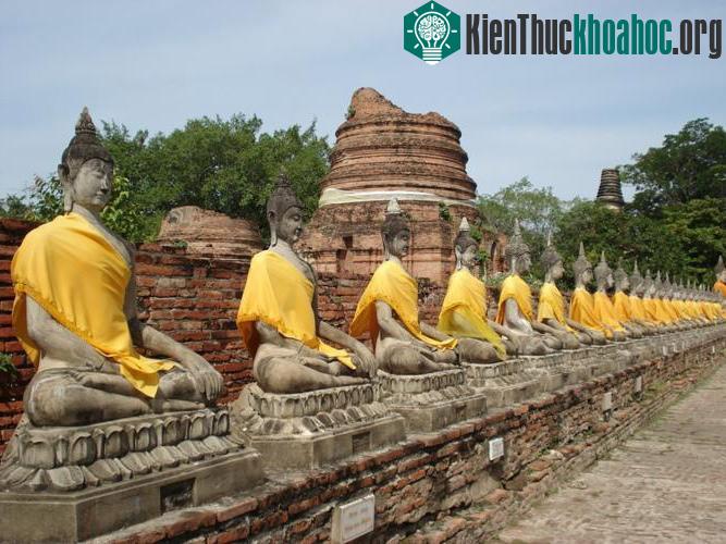 Trong khu di tích có nhiều nhóm đền tháp, mỗi nhóm biểu trưng cho một tiểu vũ trụ có ngọn núi thiêng ở trung tâm là "trục xuyên vũ trụ", những bức tường tượng trưng giới hạn vũ trụ và đại...