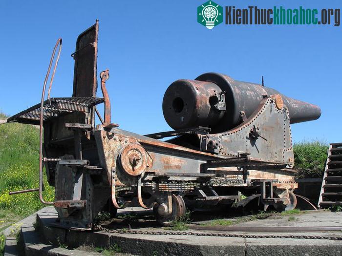 Những khẩu đại bác, các đường hầm bí mật là những bí ẩn thu hút du khách.