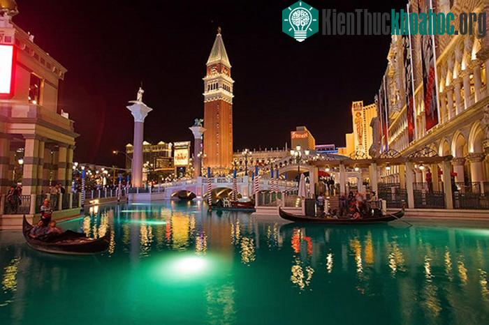 Canal Grande là mạch giao thông chính của thành phố, Canal Grande còn được biết đến là đại lộ đẹp nhất thế giới, với nhiều công trình kiến trúc độc đáo và có giá trị lịch sử cao.