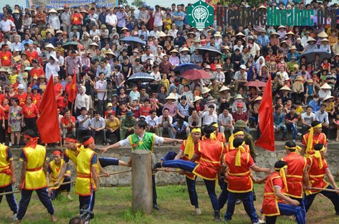 Kéo co ở Vĩnh Phúc cũng dùng dây luồn qua cột chôn sẵn. (Ảnh: Thu Trang.)