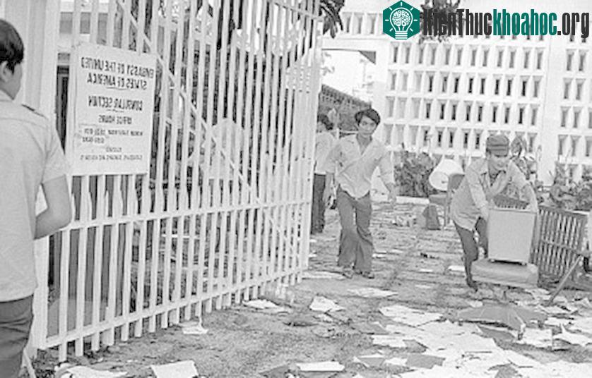 Người dân vào đại sứ quán ngay sau khi lực lượng an ninh Mỹ rời đi. Mặc dù lệnh giới nghiêm 24/24 được ban bố nhưng hàng nghìn người vẫn tràn xuống đường.