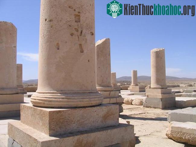 Cyrus Đại Đế đã truyền lệnh cho các thợ xây người Lydia xây dựng lăng mộ cho mình khi ông cảm nhận được tuổi già đang đến